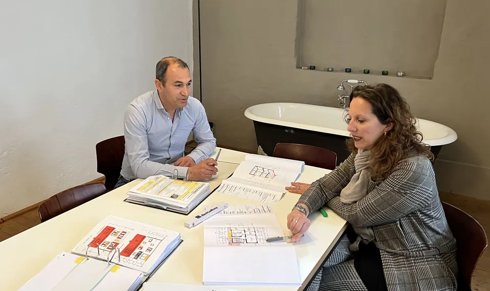 Hasan Öztürk bei einem Planungsgespräch mit einer Kundin