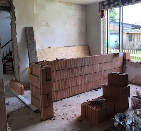 Gemauerte Wand aus Ziegelsteinen im Innenraum