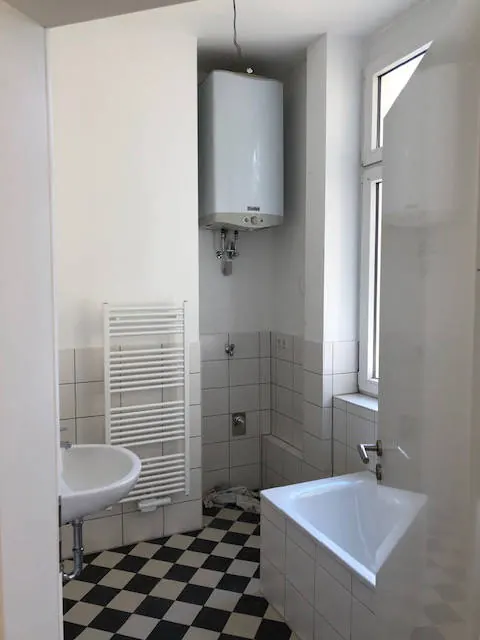 Neu gefliestes Bad nach der Sanierung