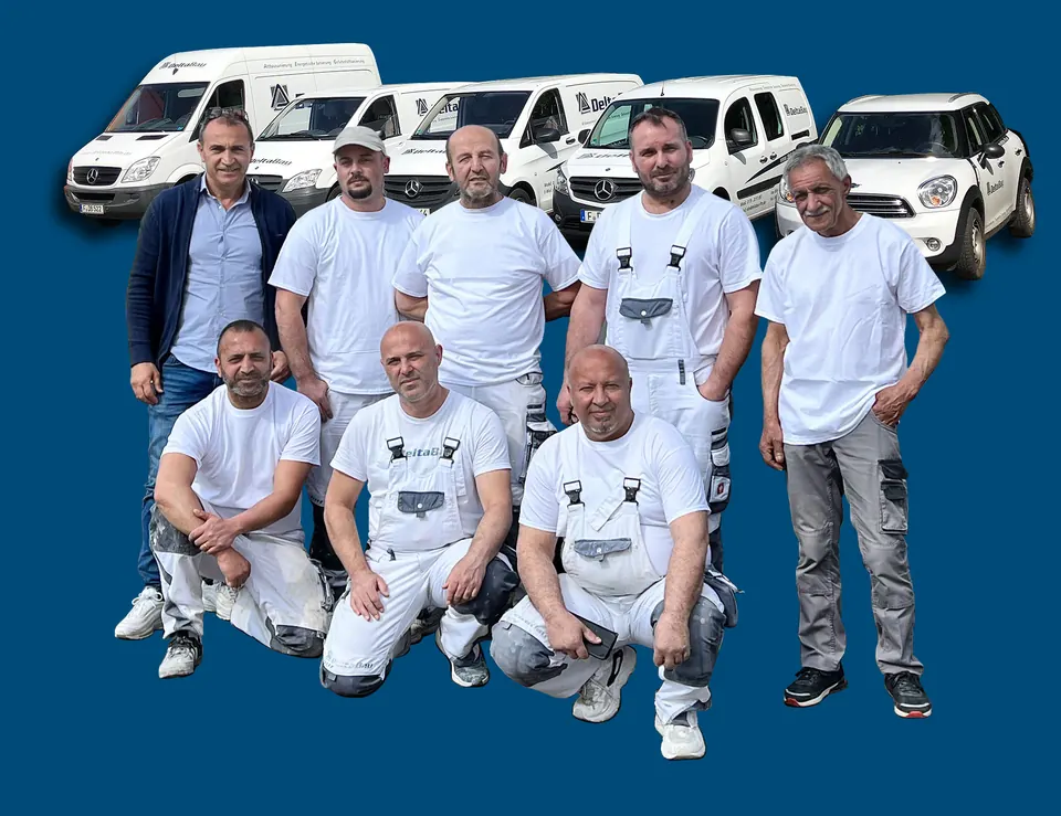 Das Team der DeltaBau GmbH mit Geschäftsführer Hasan Öztürk vor den Firmenfahrzeugen